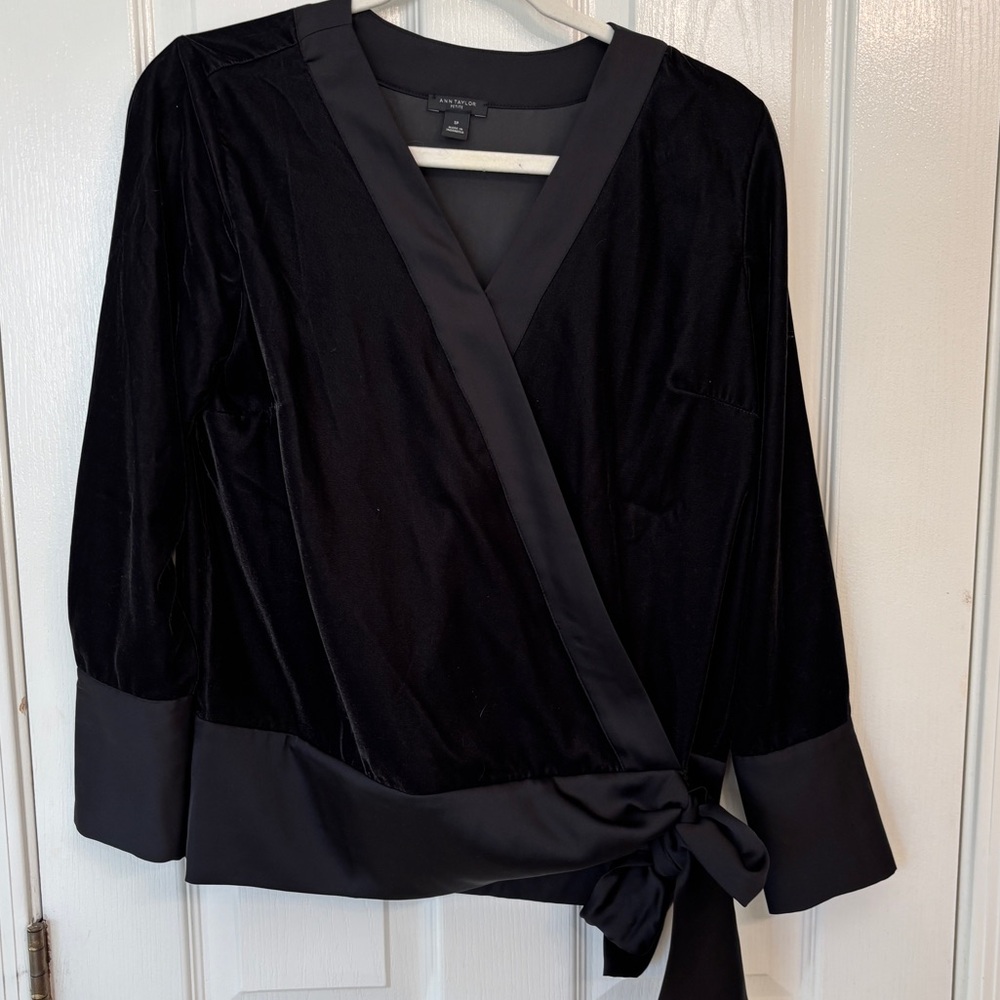 Ann Taylor Black Velvet Wrap Blouse with Satin Trim Women’s Small Petite